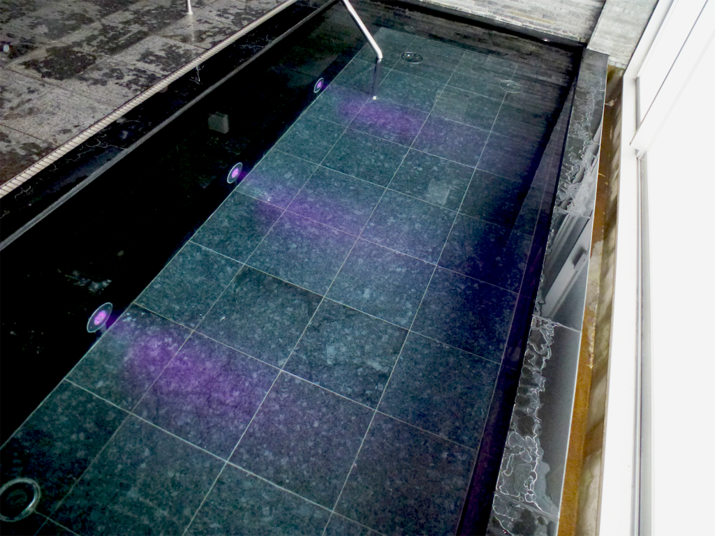 ビジネスホテルの浴槽　8W壁面埋込型水中照明　　紫